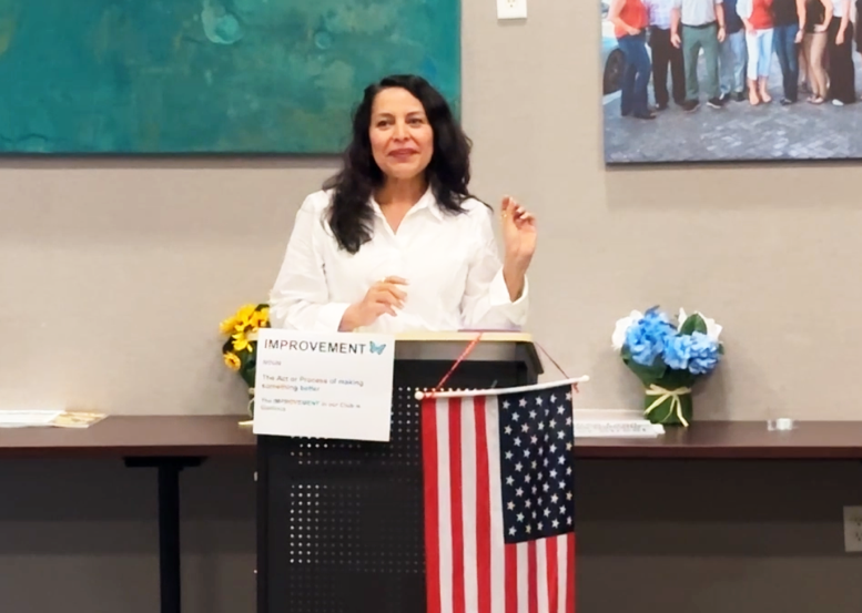 Public speaker Mariza Brussolo presenting to an audience